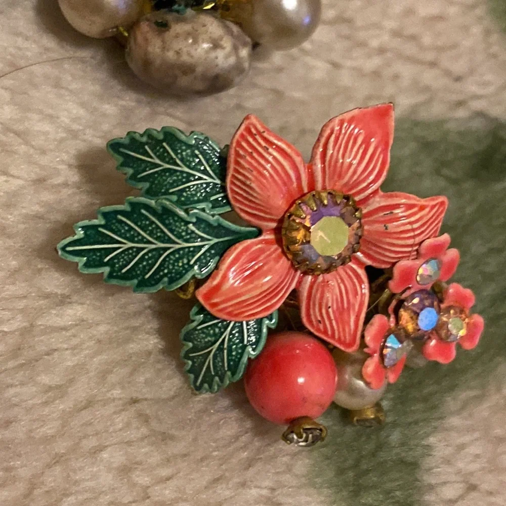 Two pair vintage clip earrings (CO) - Picture 4 of 12